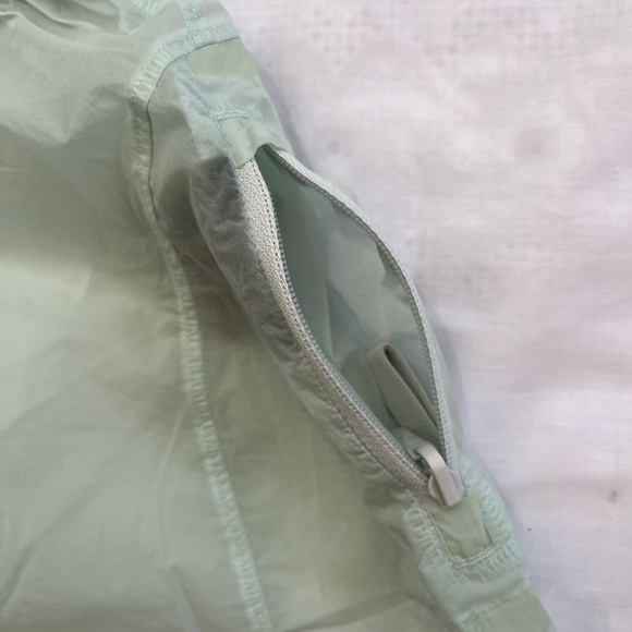 Lululemon shorts size 6 in excellent condition - Picture 5 of 9